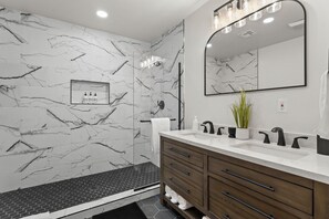 Douche, serviettes fournies, savon, shampooing