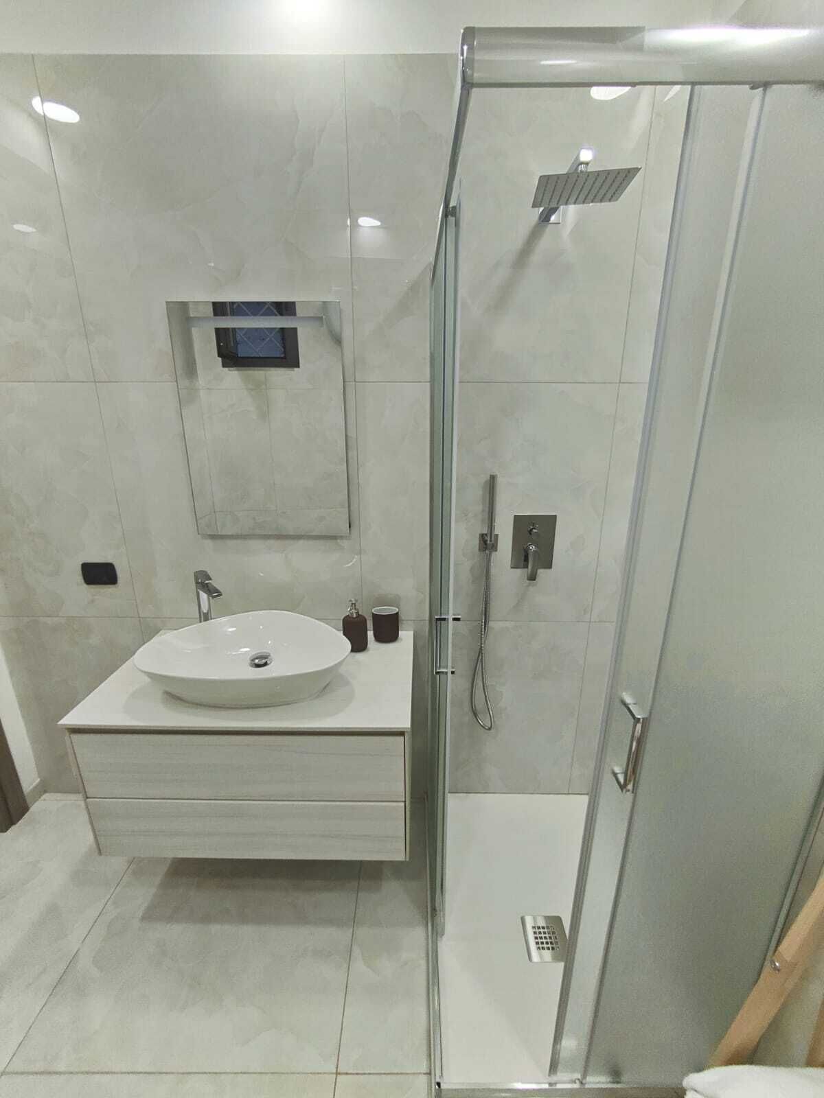 Doccia, asciugacapelli, bidet, asciugamani