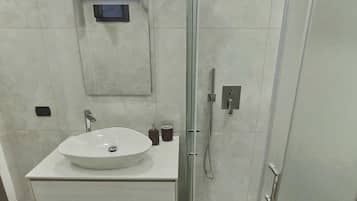 Doccia, asciugacapelli, bidet, asciugamani