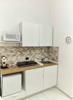 Fridge, microwave, stovetop, coffee/tea maker - Relax and comfort in the center of Naples (Napoli)