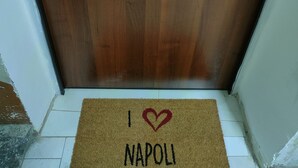 A wooden door with a doormat that reads "I ♥ NAPOLI". - Relax and comfort in the center of Naples (Napoli)