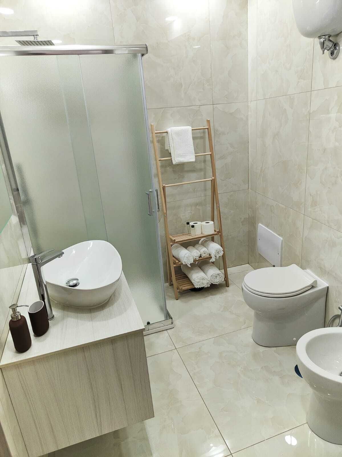 Doccia, asciugacapelli, bidet, asciugamani