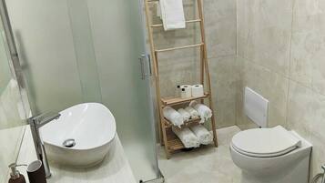 Doccia, asciugacapelli, bidet, asciugamani