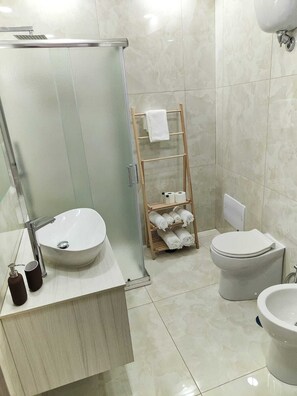 Shower, hair dryer, bidet, towels - Relax and comfort in the center of Naples (Napoli)