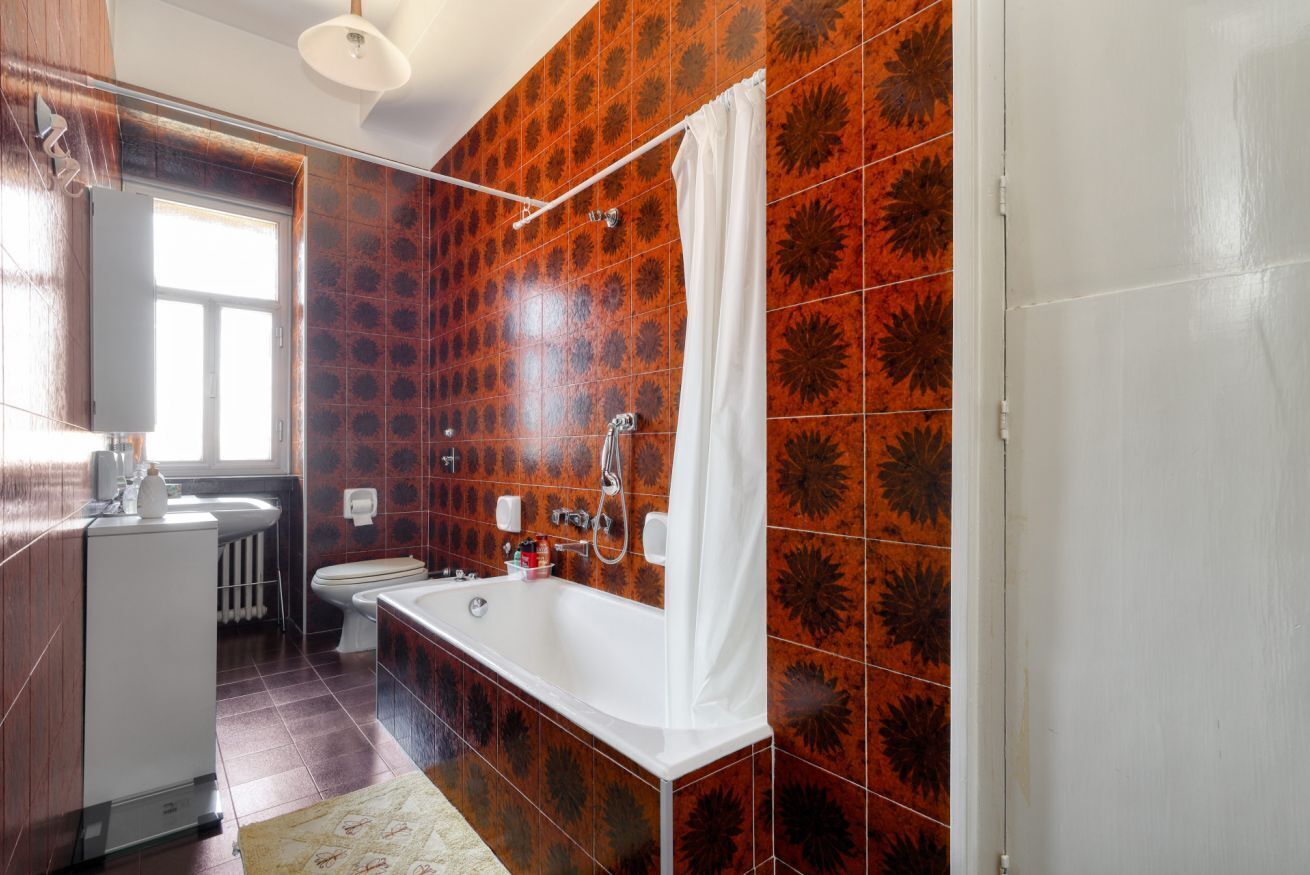 Douche, sèche-cheveux, bidet, serviettes fournies