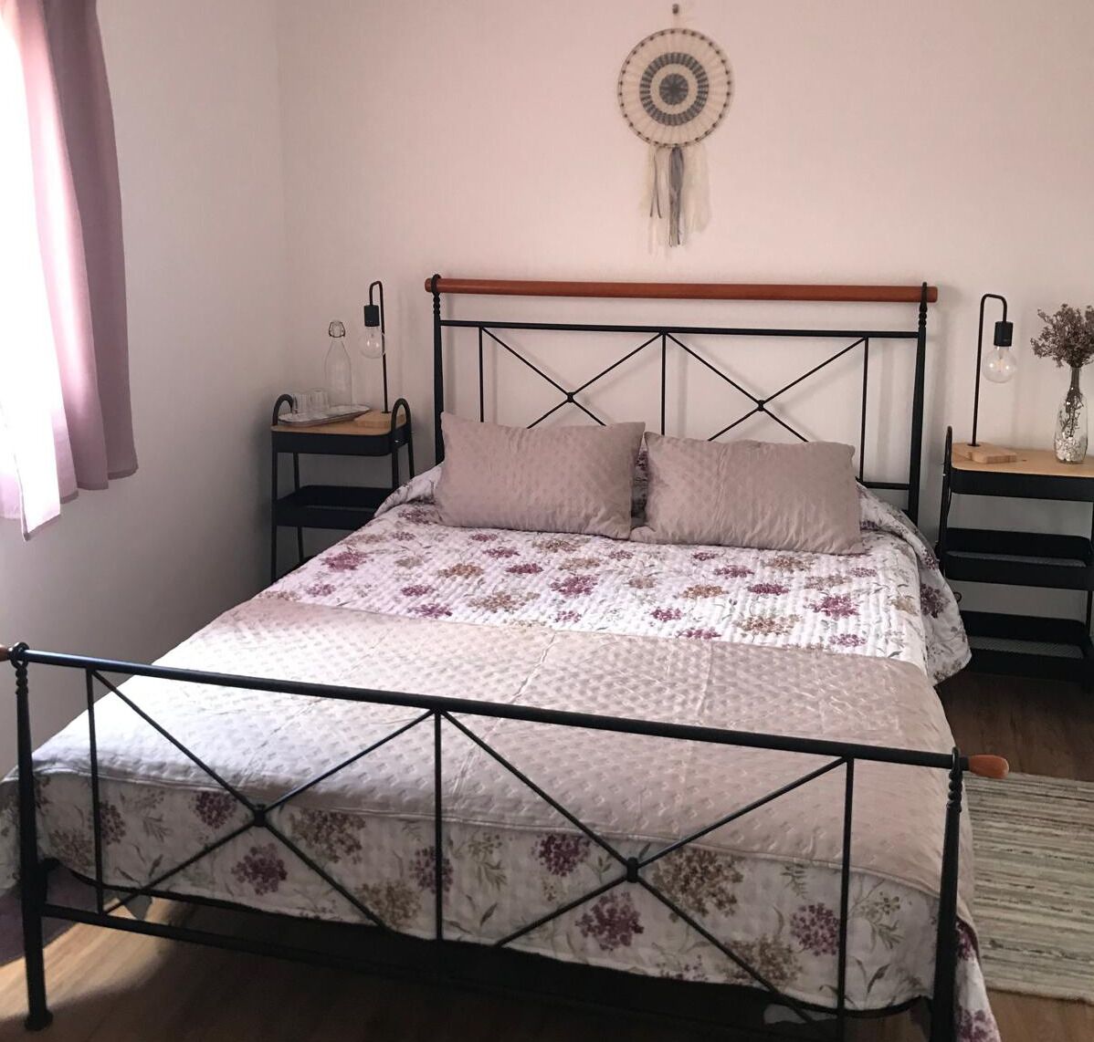 1 slaapkamer, een bureau, een strijkplank/strijkijzer, reisbedje