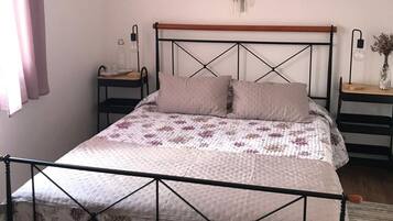 1 slaapkamer, een bureau, een strijkplank/strijkijzer, reisbedje