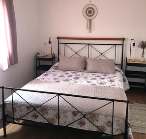 1 Schlafzimmer, Schreibtisch, Bügeleisen/Bügelbrett, Reisekinderbett