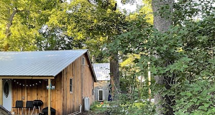 Charming 2-bedroom cottage in amazing Morristown with AC, WiFi