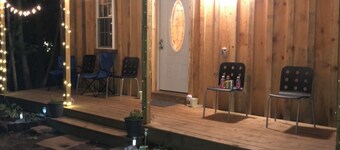 Charming 2-bedroom cottage in amazing Morristown with AC, WiFi