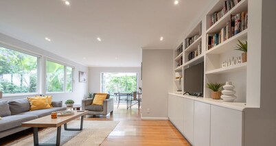 Sanctuary with private deck, close to Cafes, Pet Friendly. 1 min to Birkenhead Village