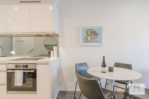 Réfrigérateur, four à micro-ondes, un four, surface de cuisson