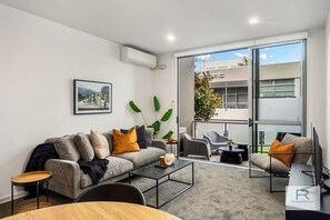 Smart TV - Executive Townhouse Auckland by Furnished Rentals (Auckland)
