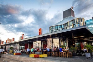 Outdoor dining - Executive Townhouse Auckland by Furnished Rentals (Auckland)