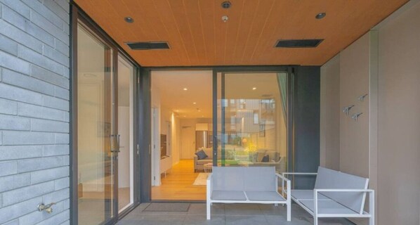 Terrace/patio - Beautiful Garden Apartment| by Furnished Rentals (Auckland)