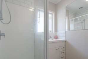 Towels - Charming One Tree Hill House by Furnished Rentals (Auckland)