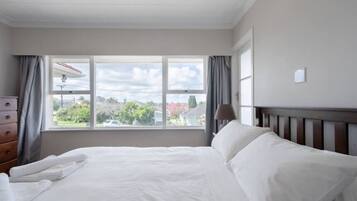 4 bedrooms, iron/ironing board, free WiFi, bed sheets