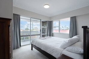4 bedrooms, iron/ironing board, free WiFi, bed sheets - Charming One Tree Hill House by Furnished Rentals (Auckland)