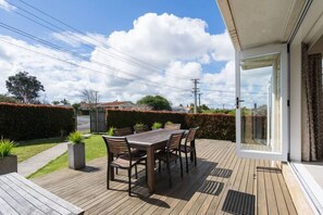 Outdoor dining - Charming One Tree Hill House by Furnished Rentals (Auckland)