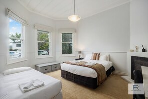 3 bedrooms, iron/ironing board, travel cot, free WiFi - Magnificent Villa Getaway|by Furnished Rentals (Auckland)