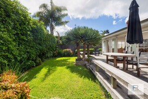 Outdoor dining - Magnificent Villa Getaway|by Furnished Rentals (Auckland)