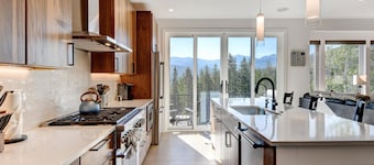 Downtown WP Chalet 411 I Private Hot Tub I Great Views I Massage Chair I Discounted Attractions