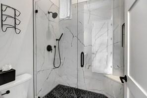 Dusche, Haartrockner, Handtücher, Seife