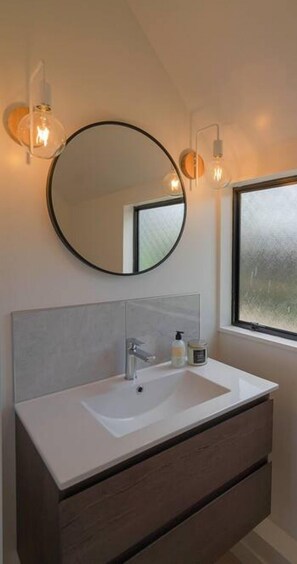 Towels - Gorgeous Orakei Home by Furnished Rentals (Auckland)