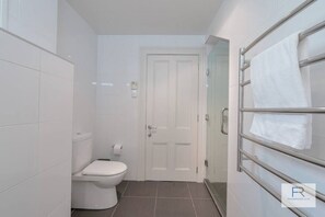 Hair dryer, towels - Delightful Freemans Bay Home|by Furnished Rentals (Auckland)