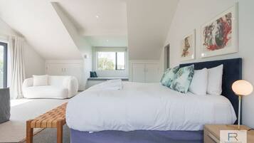 4 bedrooms, desk, iron/ironing board, travel cot