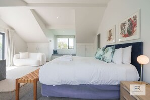 4 bedrooms, desk, iron/ironing board, travel cot - Lux Living St Heliers|by Furnished Rentals (Auckland)