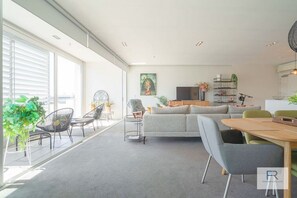 Smart TV, books - Fabulous Freemans Bay Apartment|by Furnished Rentals (Auckland)