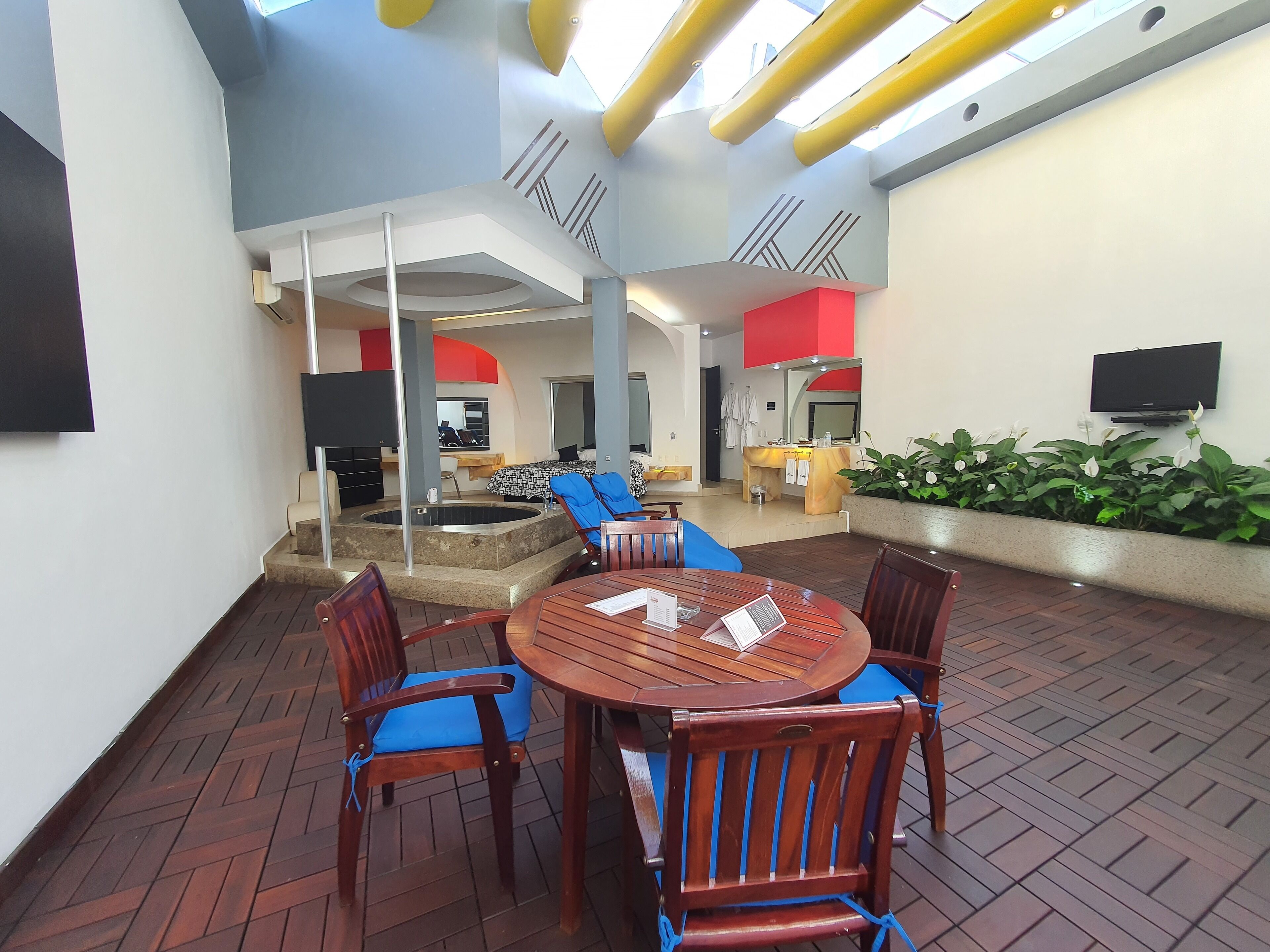 43 吋LED 電視連數碼電視頻道、DVD 播放機