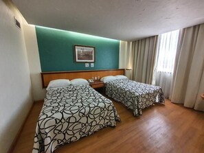 Egyptian cotton sheets, premium bedding, down comforters - Hotel Alcampo  (El Marques)