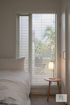 3 bedrooms, desk, iron/ironing board, travel cot - Chic Parnell Townhouse|by Furnished Rentals (Auckland)