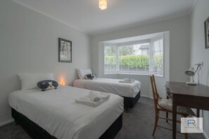 3 bedrooms, desk, iron/ironing board, free WiFi - Cosy Bayswater House|by Furnished Rentals (Auckland)