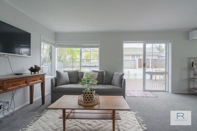 Cosy Bayswater House|by Furnished Rentals