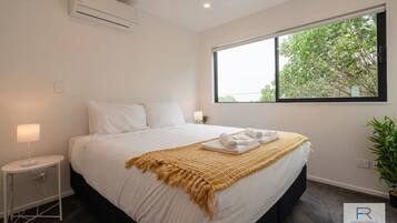 3 bedrooms, desk, iron/ironing board, free WiFi