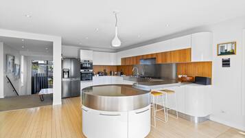 Fridge, oven, stovetop, dishwasher