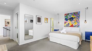 4 bedrooms, desk, iron/ironing board, free WiFi