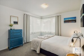2 bedrooms, iron/ironing board, free WiFi, bed sheets - Cosy home in Rothesay Bay| by Furnished Rentals (Auckland)