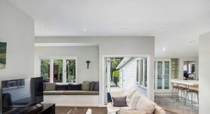 Smart TV - Stylish Villa with Pool and Garden, family friendly and free parking (Auckland)
