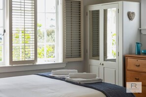 4 bedrooms, desk, iron/ironing board, free WiFi - Stylish Villa with Pool and Garden, family friendly and free parking (Auckland)