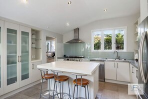 Fridge, microwave, oven, stovetop - Stylish Villa with Pool and Garden, family friendly and free parking (Auckland)