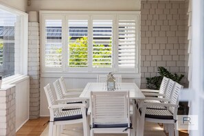 Dining - Stylish Villa with Pool and Garden, family friendly and free parking (Auckland)