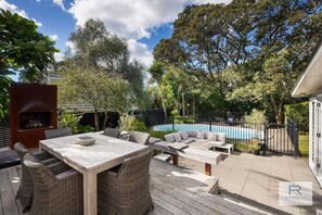 Outdoor dining - Stylish Villa with Pool and Garden, family friendly and free parking (Auckland)