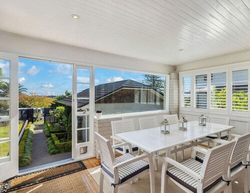 Stylish Villa with Pool and Garden, family friendly and free parking