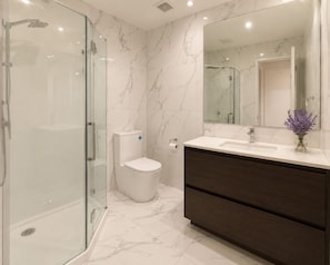 Bathroom - New townhouse , 2 bedrooms , free street parking . (Auckland)