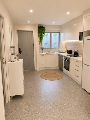 Private kitchen - New townhouse , 2 bedrooms , free street parking . (Auckland)