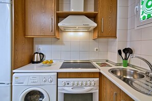 Fridge, microwave, oven, stovetop - DescubreHome Sol Town Center, Private Terrace (Sevilla)